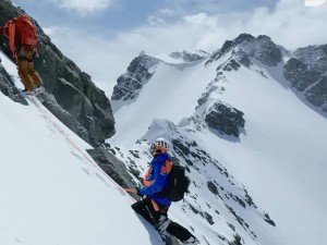 双手攀上一对雪峰、双手攀上一对雪峰——登山者的勇气与挑战