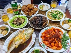 围绕传统家乡美食的大餐——庆祝回家的幸福时光